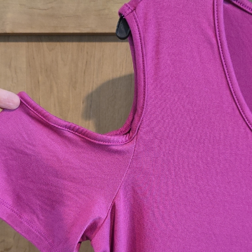 (J41) Just Be...Women's Cold Shoulder Blouse - Fuchsia Sz 1X - Picture 2 of 4
